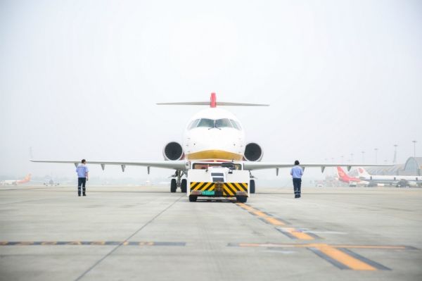 ARJ21完成載客首航,11:37成功降落虹橋機(jī)場 ARJ21完成載客首航,11:37成功降落虹橋機(jī)場