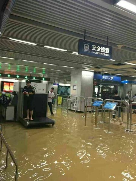 高鐵武漢站嚴重受到洪水影響。 高鐵武漢站嚴重受到洪水影響。