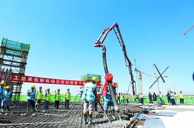 北京新機(jī)場(chǎng)主航站樓躍出地面 春節(jié)前主體結(jié)構(gòu)封頂368355_ 北京新機(jī)場(chǎng)主航站樓躍出地面 春節(jié)前主體結(jié)構(gòu)封頂