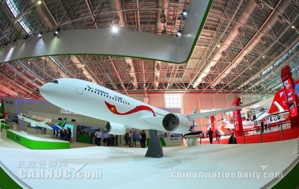 中俄遠(yuǎn)程寬體客機(jī)模型首次亮相國(guó)際航展 攝影:王脊梁 中俄遠(yuǎn)程寬體客機(jī)模型首次亮相國(guó)際航展 攝影:王脊梁
