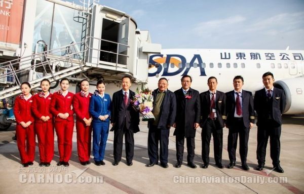 山東航空集團(tuán)有限公司馬崇賢總裁、山東機(jī)場(chǎng)有限公司王衛(wèi)中總經(jīng)理到廊橋懸梯迎接第1000萬(wàn)名幸運(yùn)旅客 山東航空集團(tuán)有限公司馬崇賢總裁、山東機(jī)場(chǎng)有限公司王衛(wèi)中總經(jīng)理到廊橋懸梯迎接第1000萬(wàn)名幸運(yùn)旅客
