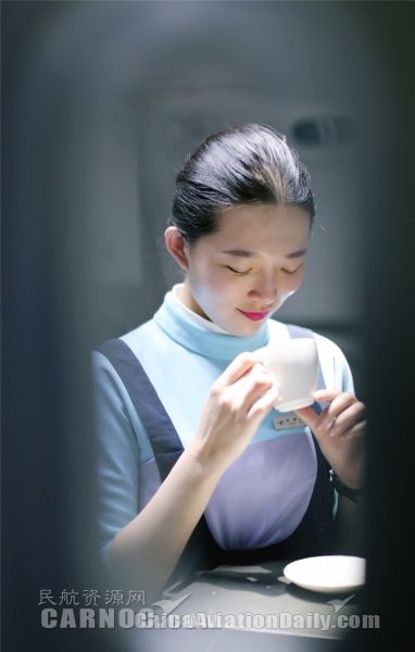 這種Style的空姐表情,你絕對沒看過!